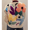 Chaqueta corta con apliques florales, cierre frontal con botones, bolsillos parche