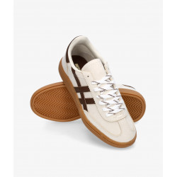 Zapatilla deportiva estilo retro. Cierre mediante cordones de siete pasadas. Corte en combinación de materiales y colores. Altur