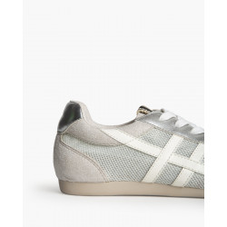 Sneakers  estilo casual, combinada con efecto piel-napa y rejilla lateral. Presentan una puntera redondeada, cierre cordones y s