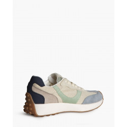 Zapatilla deportiva estilo running. Cierre mediante cordones de seis pasadas. Corte de rejilla. Suela dentada. Altura de la suel