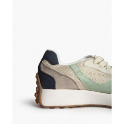 Zapatilla deportiva estilo running. Cierre mediante cordones de seis pasadas. Corte de rejilla. Suela dentada. Altura de la suel