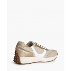 Zapatilla deportiva estilo running. Cierre mediante cordones de seis pasadas. Corte de rejilla. Suela dentada. Altura de la suel