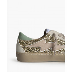 Sneaker estilo casual con purpurina dorada, con detalle de rayo lateral, suela plana