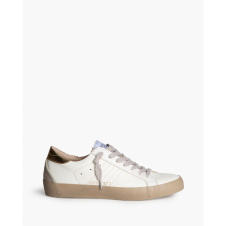 Sneakers lisa con detalle en la parte de arriba del talón, piel sintética, suela goma flexible de color beige, estilo retro casu