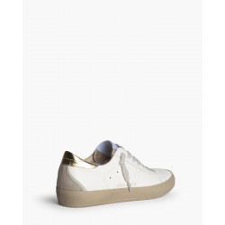 Sneakers lisa con detalle en la parte de arriba del talón, piel sintética, suela goma flexible de color beige, estilo retro casu