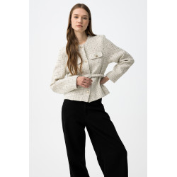 Chaqueta de corte regular en color crudo, textura tweed, bolsillos delanteros, botones forrados y cinturón ajustable.