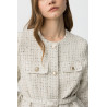 Chaqueta de corte regular en color crudo, textura tweed, bolsillos delanteros, botones forrados y cinturón ajustable.