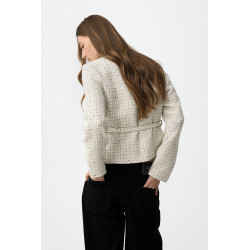 Chaqueta de corte regular en color crudo, textura tweed, bolsillos delanteros, botones forrados y cinturón ajustable.