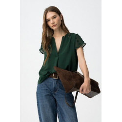 Blusa fluida con escote en V, mangas cortas con detalle de pequeños pompones