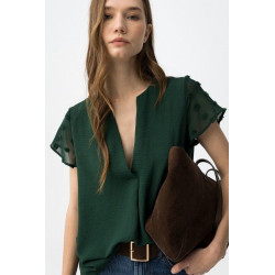 Blusa fluida con escote en V, mangas cortas con detalle de pequeños pompones