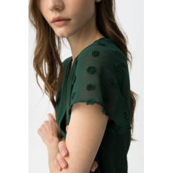 Blusa fluida con escote en V, mangas cortas con detalle de pequeños pompones