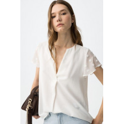 Blusa fluida con escote en V, mangas cortas con detalle de pequeños pompones