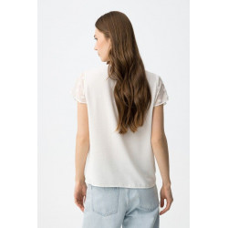 Blusa fluida con escote en V, mangas cortas con detalle de pequeños pompones