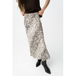 Falda midi beige con estampado animal, corte recto y cintura alta, rollo casual chic.