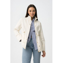 Casaco de corte regular con cierre de botones y cremallera, bolsillos laterales y cuello alto.