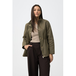 Casaco de corte regular con cierre de botones y cremallera, bolsillos laterales y cuello alto.