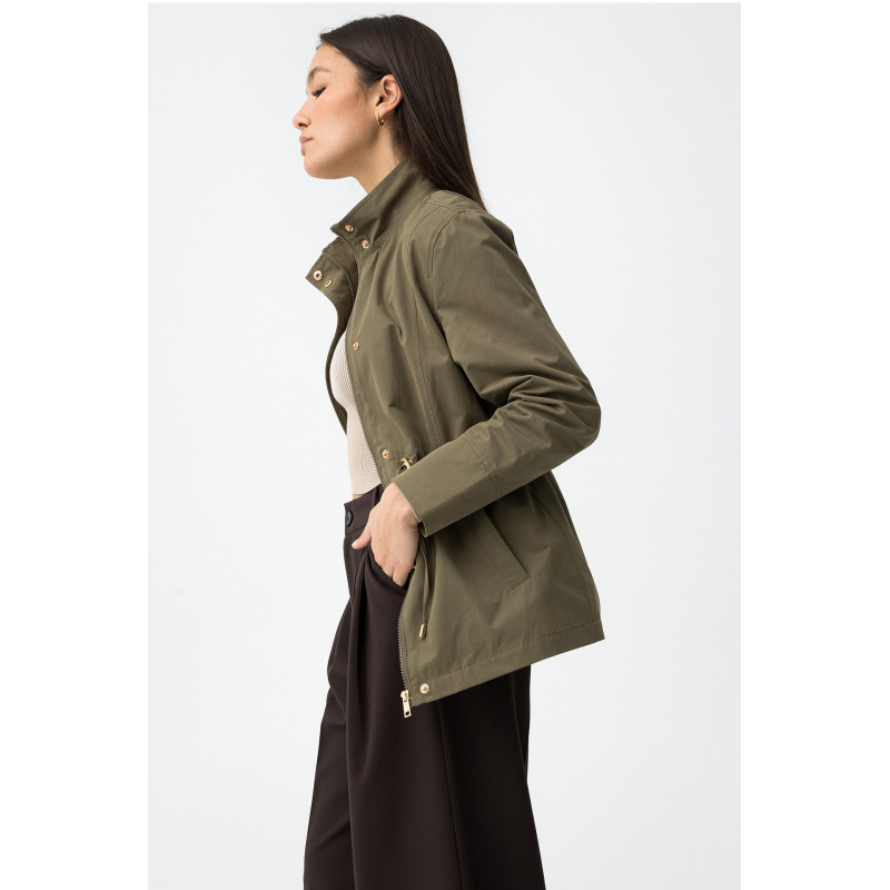 Casaco de corte regular con cierre de botones y cremallera, bolsillos laterales y cuello alto.