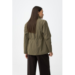 Casaco de corte regular con cierre de botones y cremallera, bolsillos laterales y cuello alto.