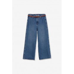 Vaqueros de corte ancho y cropped en azul denim con cinturón marrón trenzado incluido.