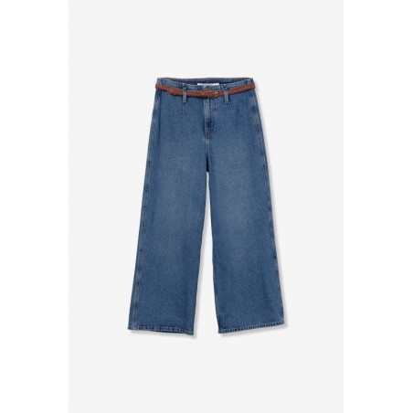 Vaqueros de corte ancho y cropped en azul denim con cinturón marrón trenzado incluido.