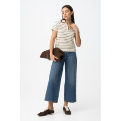 Vaqueros de corte ancho y cropped en azul denim con cinturón marrón trenzado incluido.