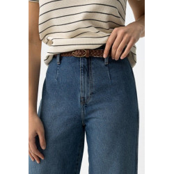 Vaqueros de corte ancho y cropped en azul denim con cinturón marrón trenzado incluido.