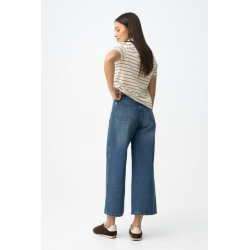 Vaqueros de corte ancho y cropped en azul denim con cinturón marrón trenzado incluido.