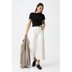 Vaquero de corte ancho y cropeed con cinturón estampado en print