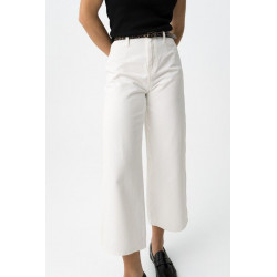 Vaquero de corte ancho y cropeed con cinturón estampado en print