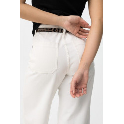 Vaquero de corte ancho y cropeed con cinturón estampado en print