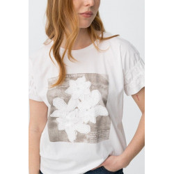 Camiseta blanca de corte amplio, manga corta con frunces y estampado floral en relieve delante.