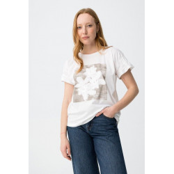 Camiseta blanca de corte amplio, manga corta con frunces y estampado floral en relieve delante.