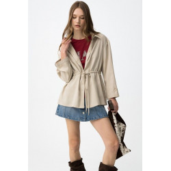 Camisa beige de corte relaxed, con cordón ajustable en la cintura y botones delanteros visibles.