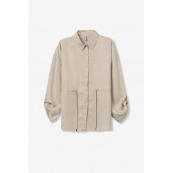 Camisa beige de corte relaxed, con cordón ajustable en la cintura y botones delanteros visibles.