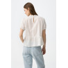 Blusa blanca de manga corta con bordados delicados y corte regular, ideal para un look casual.