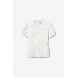 Blusa blanca de manga corta con bordados delicados y corte regular, ideal para un look casual.