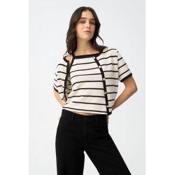 Chaqueta corta de color beige con rayas negras, botones dorados y manga corta, estilo casual chic.