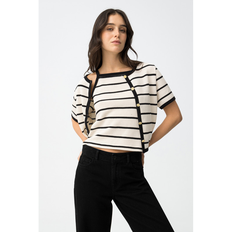 Chaqueta corta de color beige con rayas negras, botones dorados y manga corta, estilo casual chic.