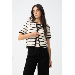 Chaqueta corta de color beige con rayas negras, botones dorados y manga corta, estilo casual chic.