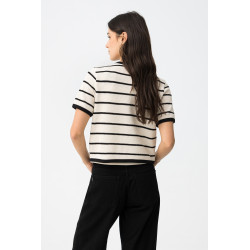 Chaqueta corta de color beige con rayas negras, botones dorados y manga corta, estilo casual chic.