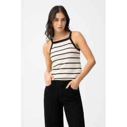 Chaqueta corta de color beige con rayas negras, botones dorados y manga corta, estilo casual chic.