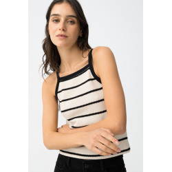 Chaqueta corta de color beige con rayas negras, botones dorados y manga corta, estilo casual chic.