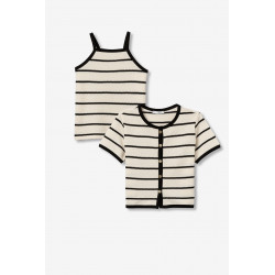 Chaqueta corta de color beige con rayas negras, botones dorados y manga corta, estilo casual chic.