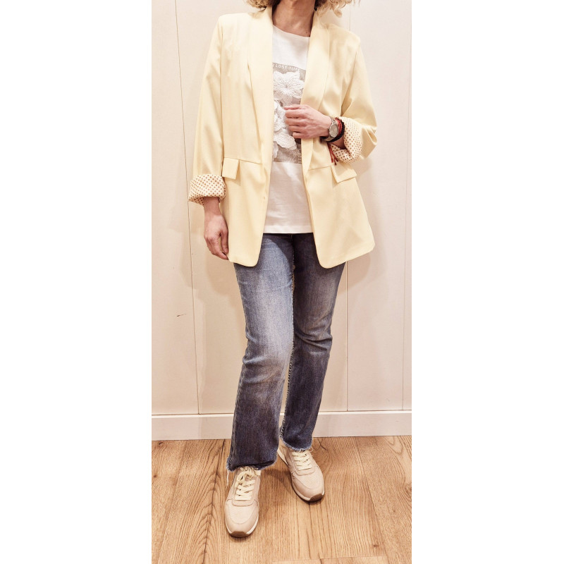 Diseño: Estilo americana o blazer de corte recto con hombreras  Mangas largas con un detalle de fruncido que les aporta volumen