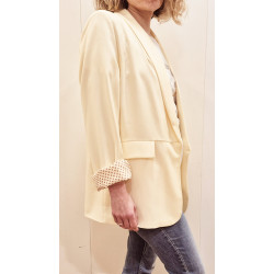 Diseño: Estilo americana o blazer de corte recto con hombreras  Mangas largas con un detalle de fruncido que les aporta volumen