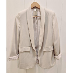 Diseño: Estilo americana o blazer de corte recto con hombreras  Mangas largas con un detalle de fruncido que les aporta volumen