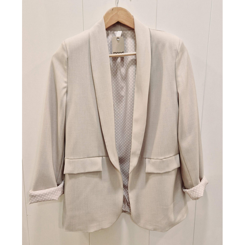 Diseño: Estilo americana o blazer de corte recto con hombreras  Mangas largas con un detalle de fruncido que les aporta volumen