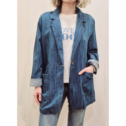 Chaqueta oversize con cuello de solapa clásico y cierre frontal de botones. Incluye dos grandes bolsillos de parche en la parte