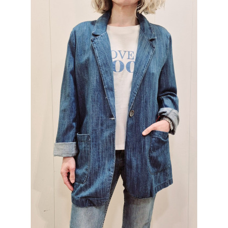 Chaqueta oversize con cuello de solapa clásico y cierre frontal de botones. Incluye dos grandes bolsillos de parche en la parte