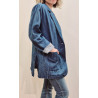 Chaqueta oversize con cuello de solapa clásico y cierre frontal de botones. Incluye dos grandes bolsillos de parche en la parte